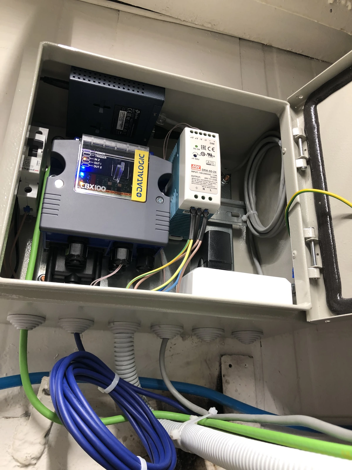 Vision-camera connection box, PSU and switch in a field enclosure