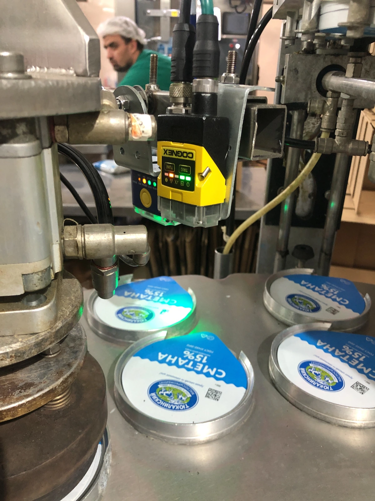 Vision camera verifies codes while the operator runs the line
